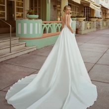 Robe de mariée CONSU Luna Novias collection 2024: Boutique Paris