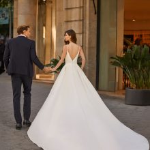 Robe de mariée TRAZA Luna Novias collection 2024: Boutique Paris