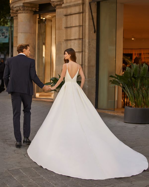 Robe de mariée TRAZA Luna Novias collection 2024: Boutique Paris