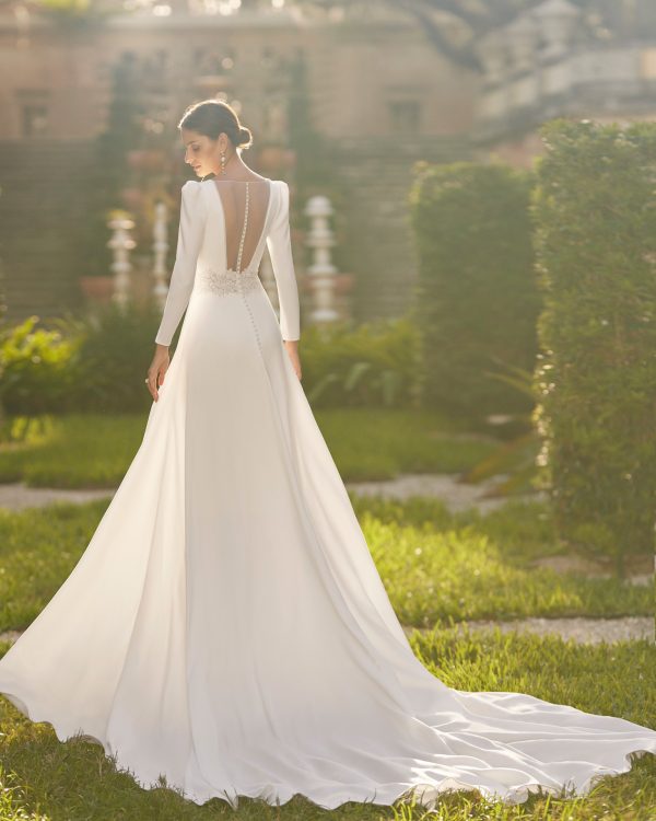 Robe de mariée coupe A-line, crêpe, dentelle, décolleté V, manches longues.